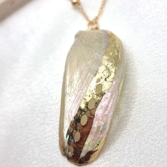 New ANTHRO Gold Plated Shell Pendant Necklace With Gold Beaded Chain. - Picture 2 of 5